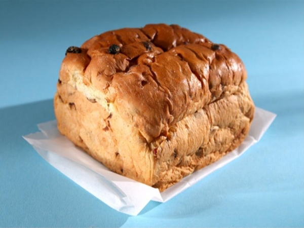 Rozijnenbrood met spijs&nbsp;ongesneden